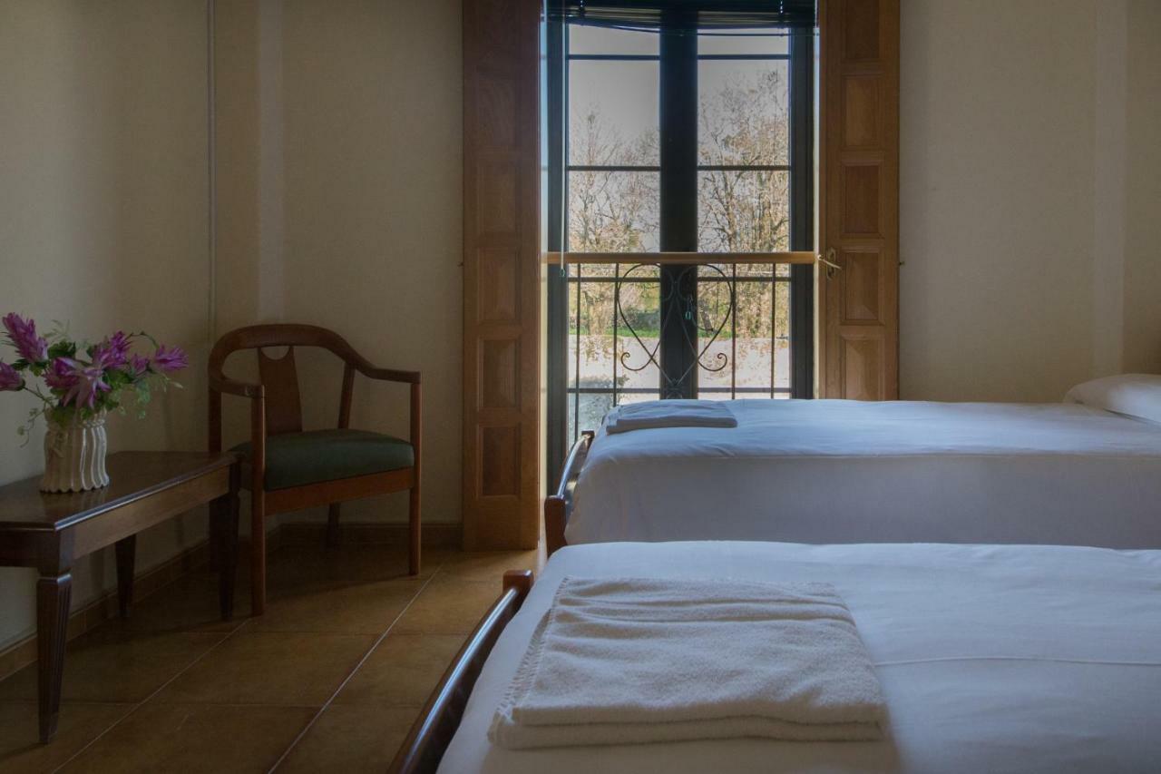Hostal Albergue Villa San Clemente Tui Esterno foto